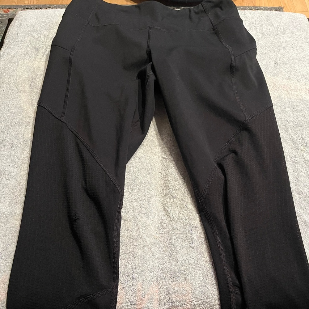 Athleta Mesh Contender Breathable Capri Size Small with 2 Side Pockets (used)